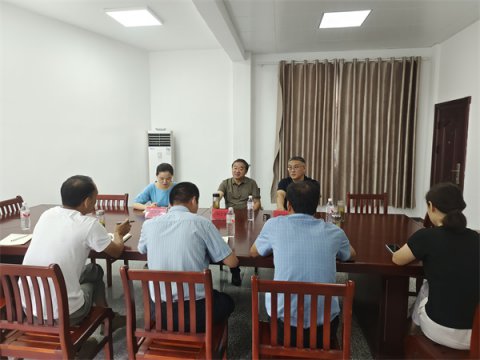劉會(huì)秋到石臺(tái)縣丁香鎮(zhèn)西柏村調(diào)研基層減負(fù)工作